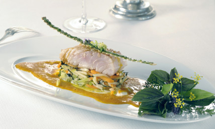 Dos de lieu jaune poêlé et effeuillé, réduction de jus de carottes bio et agrumes