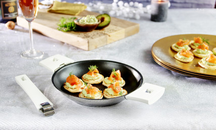 Blinis mousse d'avocat, saumon fumé et graines de chia