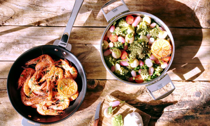 Crevettes poêlées ail et persil, légumes sautés