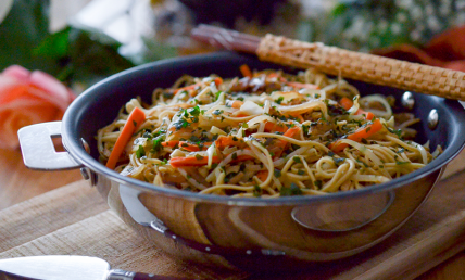 Wok de nouilles au poulet et haricots Mungo