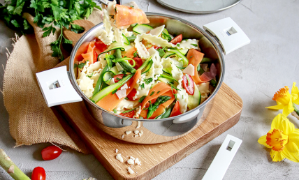 Tagliatelles et légumes sautés printaniers
