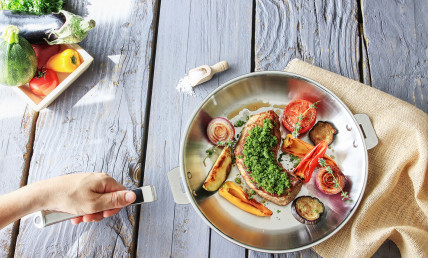 Noix de veau, crumbles de persil et petits légumes