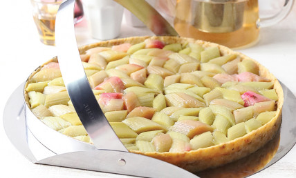 Tarte à la rhubarbe et crème de noisette