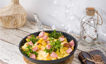 Poelée de pommes de terre à la raclette et à la saucisse de Morteau