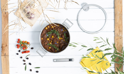 Sauté de veau aux olives et vin Corse