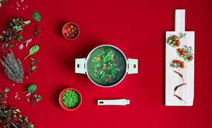 Velouté d'épinards, petit pois et tomates cerises