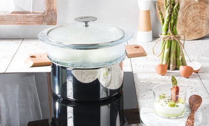 Oeufs cocotte et mouillettes d'asperges vertes au bacon