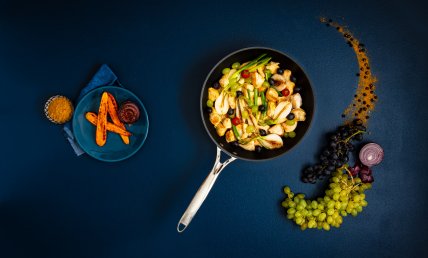 Poulet à l'indienne et raisins sautés