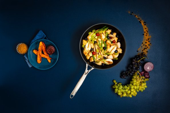 Poulet à l'indienne et raisins sautés