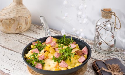 Poelée de pommes de terre à la raclette et à la saucisse de Morteau