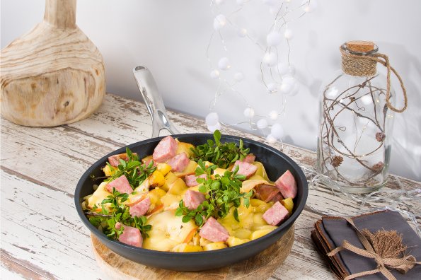 Poelée de pommes de terre à la raclette et à la saucisse de Morteau