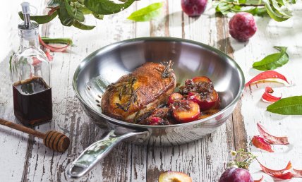 Magret de canard aux prunes rouges