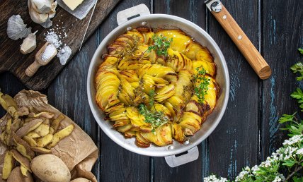 Rosace de pomme de terre au thym et à l’ail