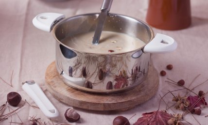 Velouté de céleri aux châtaignes et noisettes