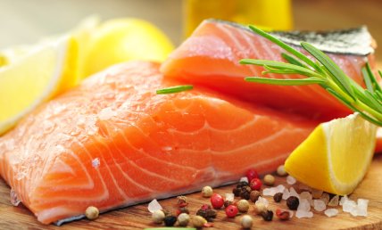 Saumon mi-cuit soubise d'oignons au vin Jaune, lard croustillant, pommes aux herbes