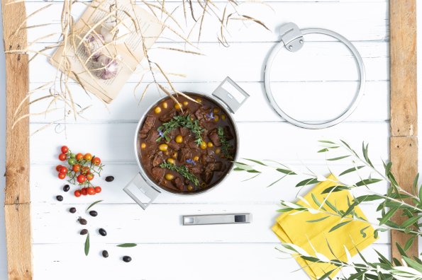 Sauté de veau aux olives et vin Corse