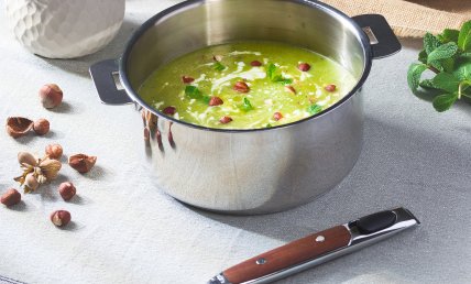 Soupe de concombre et noisettes