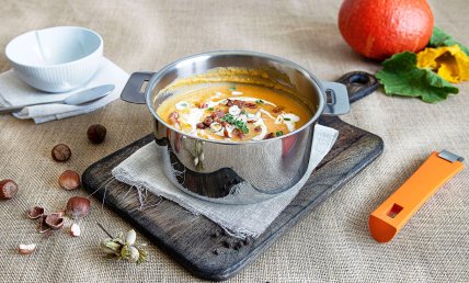 Velouté de potiron aux lardons et noisettes